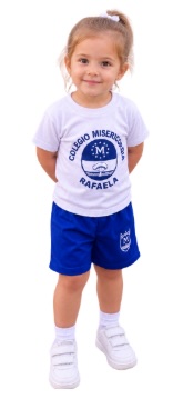 Uniforme de Nivel Inicial: alumna con remera blanca con el escudo del Colegio, short azul, medias y zapatillas blancas